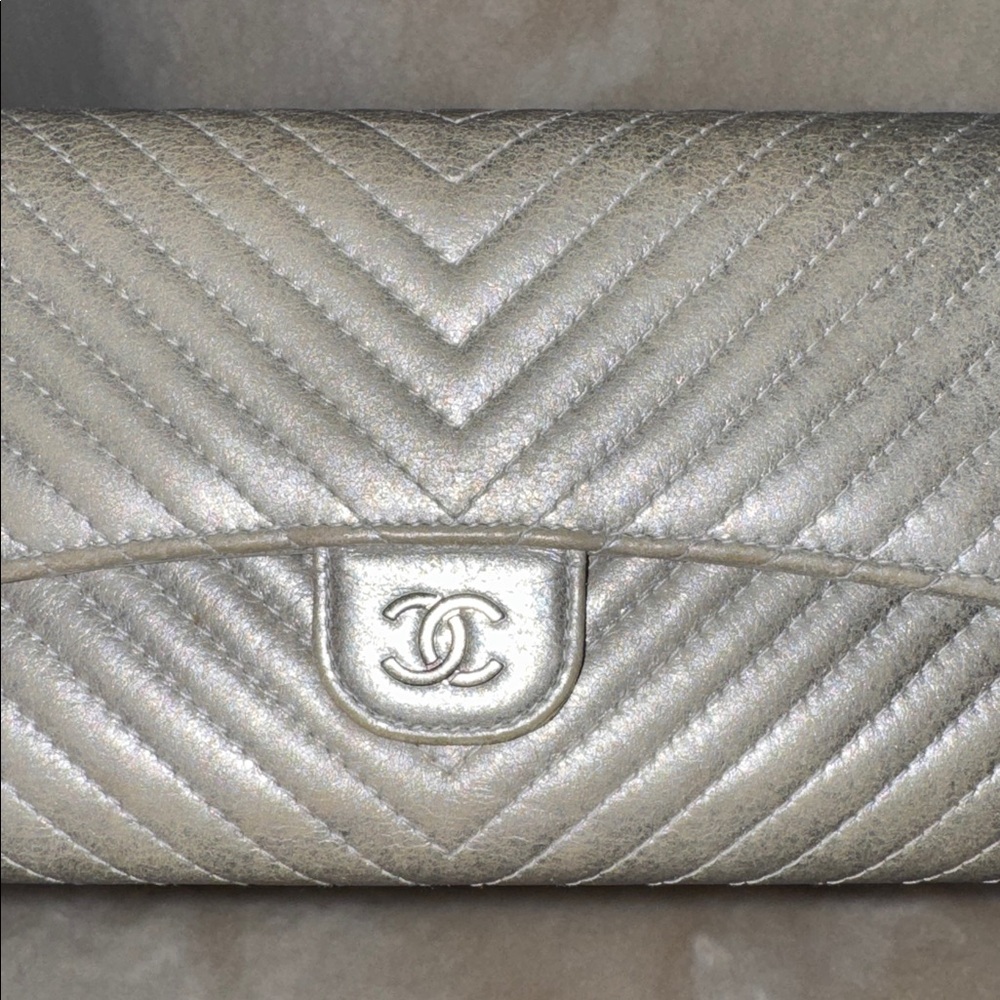 Chanel Chevron Quilted Flap Metallic Silver Wallet - Picture 3 of 17